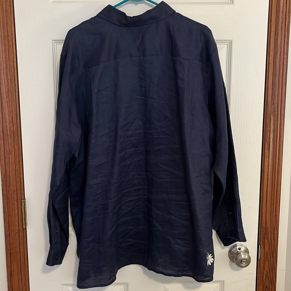 Quacker Factory Navy Blue Ramie Tunic Blouse w/ Embroidered Daisies Women’s 1X - Picture 2 of 14